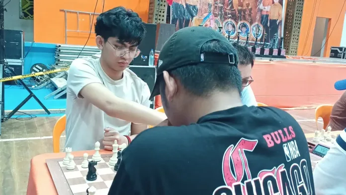 UNSTOPPABLE. International Master Christian Gian Karlo Arca (left) defeats fellow IM Michael Concio Jr. during the seventh round of the 6th Ozamiz Open Chess Championships on his way to capturing the tournament title. (Photo by Lynde Salgados)