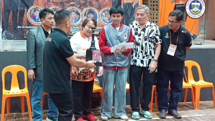 JUNIOR CHAMP. National Master Keith Adriane Ilar receives the P60,000 top prize and the championship trophy in the presence of Asia's first Grandmaster Eugene Torre, GM Jayson Gonzales and Ozamiz Open Chess organizer AGM Rey Urbiztondo. (Photo by Lynde Salgados)