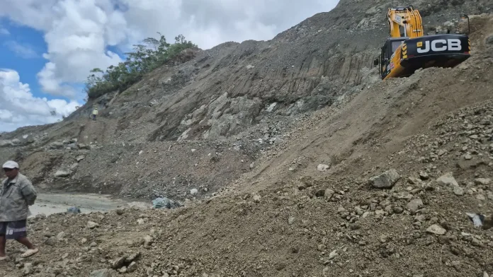 A landslide in Sitio Balacayo, Barangay Kalagangan has halted traffic between Bukidnon and Davao, stranding commercial buses serving Cagayan de Oro, Malaybalay, and Tagum. Local authorities have implemented a mandatory detour forcing motorists to utilize the Bukidnon–Davao (BuDa) Road via the Barangay Matupe–Paquibato District route. Supplied Photo.