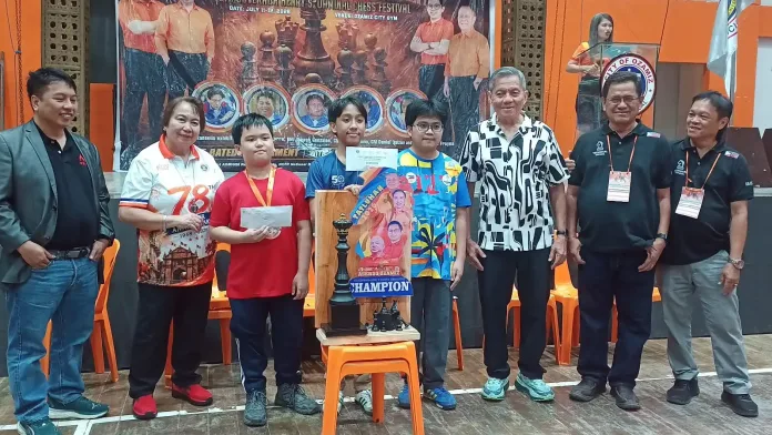 TEAM CHAMPIONS. Grandmaster Daniel Quizon celebrates with elementary pupils Bradkint Gayramon and Jan Calvin Abesamis of Cagayan de Oro after Wise Gambit captured the team rapid title at the 6th Asenso Ozamiz Open Chess Championships. (Photo by Lynde Salgados)