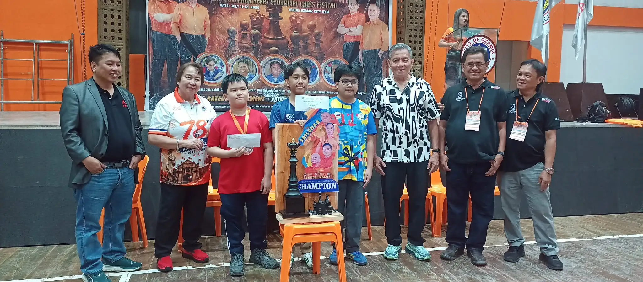 TEAM CHAMPIONS. Grandmaster Daniel Quizon celebrates with elementary pupils Bradkint Gayramon and Jan Calvin Abesamis of Cagayan de Oro after Wise Gambit captured the team rapid title at the 6th Asenso Ozamiz Open Chess Championships. (Photo by Lynde Salgados)