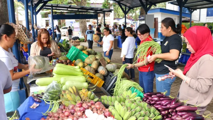Consumers purchase agricultural goods at a Department of Agriculture Kadiwa site in Cagayan de Oro City. The inter-agency program bypasses traditional wholesale logistics to lower local food costs and provide agricultural cooperatives with direct market access during periods of elevated consumer inflation. (Photo courtesy of DA-10)