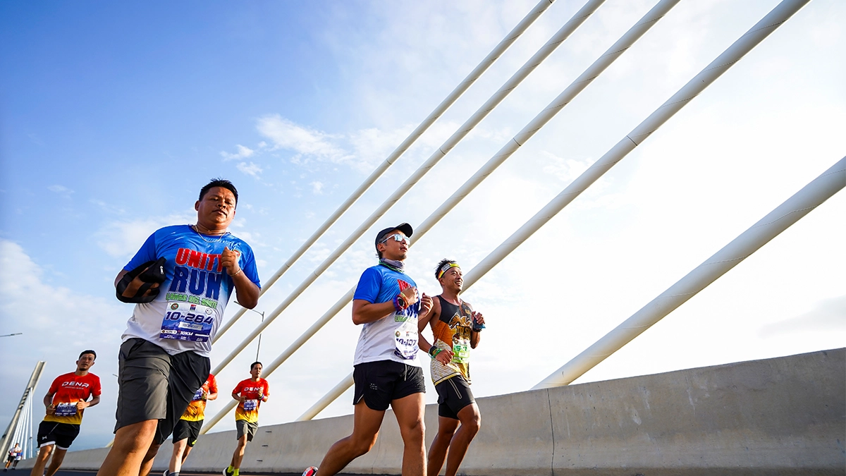 UNITY RUN. Nearly 1,000 runners cross the historic 7.3-kilometer Panguil Bay Bridge during the LaNorte Unity Run on Sunday, July 5, one of the highlights of Lanao del Norte's 67th Charter Day celebration. The race started at the Mindanao Civic Center in Sagadan, Tubod. (Photo courtesy of Ha Mid's Photography)