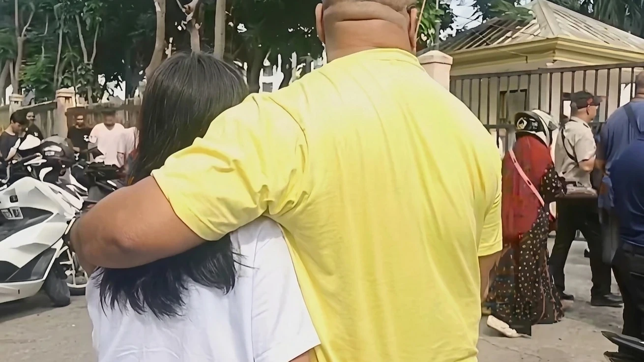 NO MORE THREAT. Parents rushed to Ateneo de Zamboanga High School in Barangay Tumaga, Zamboanga City, to fetch their children following a reported school shooting Tuesday morning. City Police Director PCol. Fidel Fortaleza said at 8:40 a.m. that “there is zero threat already.” (Screengrab from an ANC video)