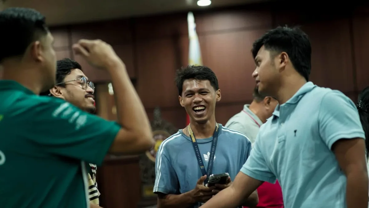 City Councilor Kenneth John D. Sacala (right), chairman of the Committee on Sports and Youth Development Cooperatives, shakes hands with Ameer Ibni Totoh (left) as the president of the Skateboarding community Garren Garrido (center) reacts to the approval of a motion fast-tracking a planned P6-million public skatepark in Cagayan de Oro. The proposed 800- to 1,000-square-meter facility aims to provide local skateboarders and BMX riders a dedicated training space. Photo Courtesy of Yno Abrea