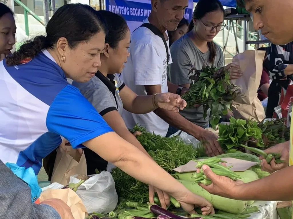 Consumers select fresh, affordable vegetables at a Kadiwa market outlet in Catarman, Camiguin, where local food initiatives help offset rising island transport and supply expenses. (PIA File Photo)