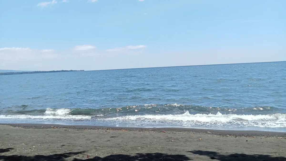 Waves lap along the coastal shoreline facing the Puntod Shoal marine sanctuary in Gingoog City. City Environment and Natural Resources Office (ENRO) Head Engr. John Keno T. Ong urged residents to strengthen waste management, warning that land-based garbage threatens offshore marine protected areas. (Photo by Edwin Iyo)