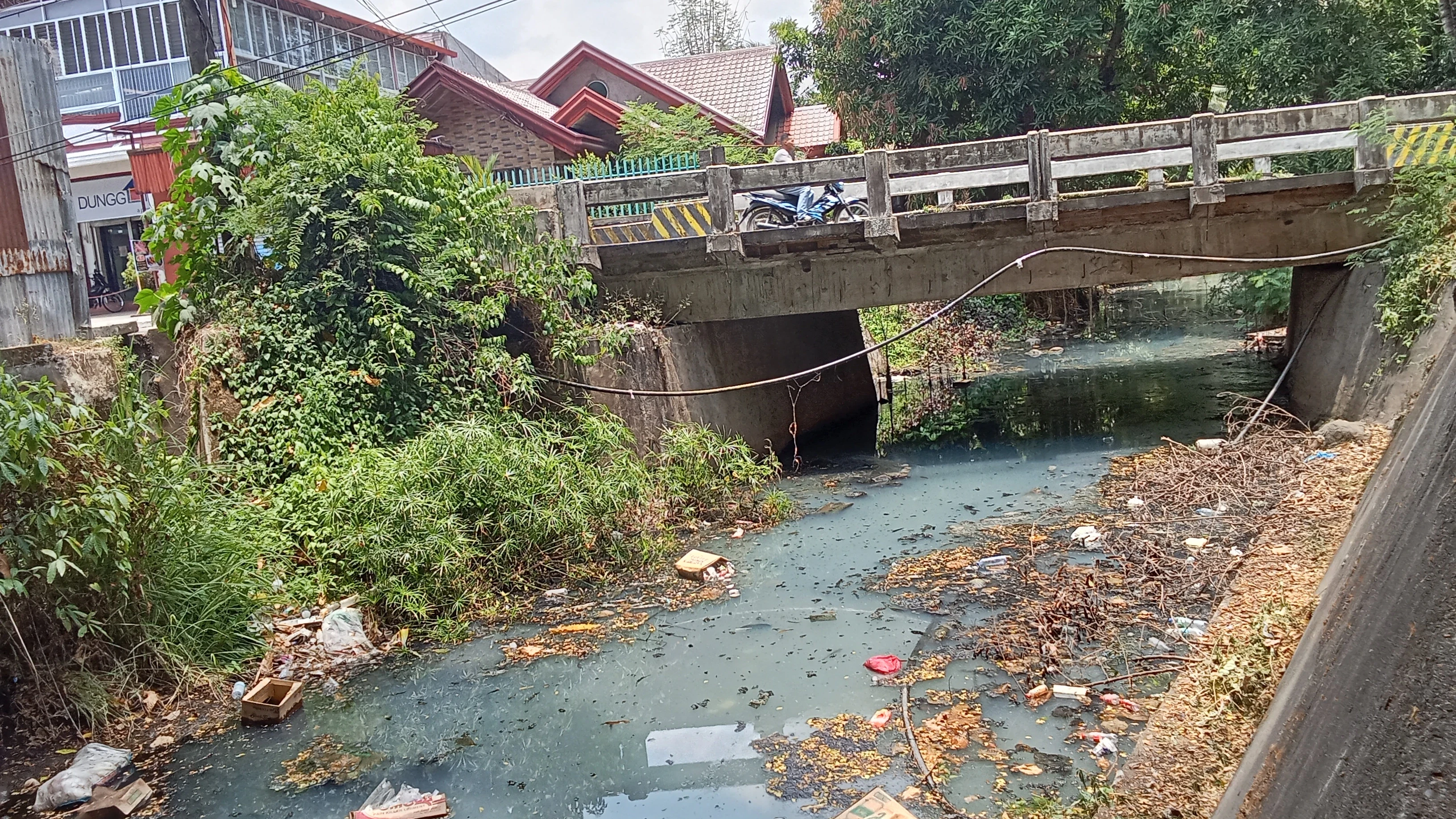 ENVIRONMENTAL CONCERNS. Floating garbage and plastic debris choke a creek running through the town center in Medina, Misamis Oriental, on Thursday, Aug. 20, 2026. Local officials and residents are urging municipal leaders to enforce strict waste segregation policies and overhaul the municipality's aging drainage system under the Comprehensive Land Use Plan to address growing public health and environmental risks. (Photo courtesy of Edwin Iyo)