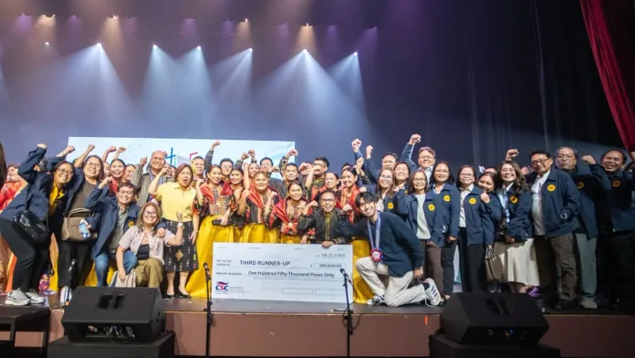 Coro Davao de Oro accepts the third runner-up check alongside Gov. Raul Mabanglo, Rep. Maricar Zamora-Mabanglo, and Rep. Jhong Ceniza at the Himig Lingkod Bayani 2026 national finals in Manila. The group took home ₱180,000 in total prizes and was named Best Cluster Entry for Mindanao. (Photo courtesy of Provincial Government of Davao de Oro)