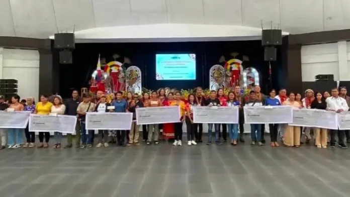 Nine local associations in Malaybalay City, Bukidnon, receive ₱2.7 million in DSWD livelihood grants under the Peace and Development-Buong Bansa Mapayapa (PD-BBM) program. Led by DSWD PAMANA Director Miramel Garcia-Laxa and Governor Rogelio Neil P. Roque, the initiative provides seed capital and reintegration support for former combatants. (Photo courtesy of PIA-10/Bukidnon)