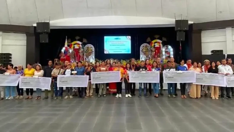 Nine local associations in Malaybalay City, Bukidnon, receive ₱2.7 million in DSWD livelihood grants under the Peace and Development-Buong Bansa Mapayapa (PD-BBM) program. Led by DSWD PAMANA Director Miramel Garcia-Laxa and Governor Rogelio Neil P. Roque, the initiative provides seed capital and reintegration support for former combatants. (Photo courtesy of PIA-10/Bukidnon)
