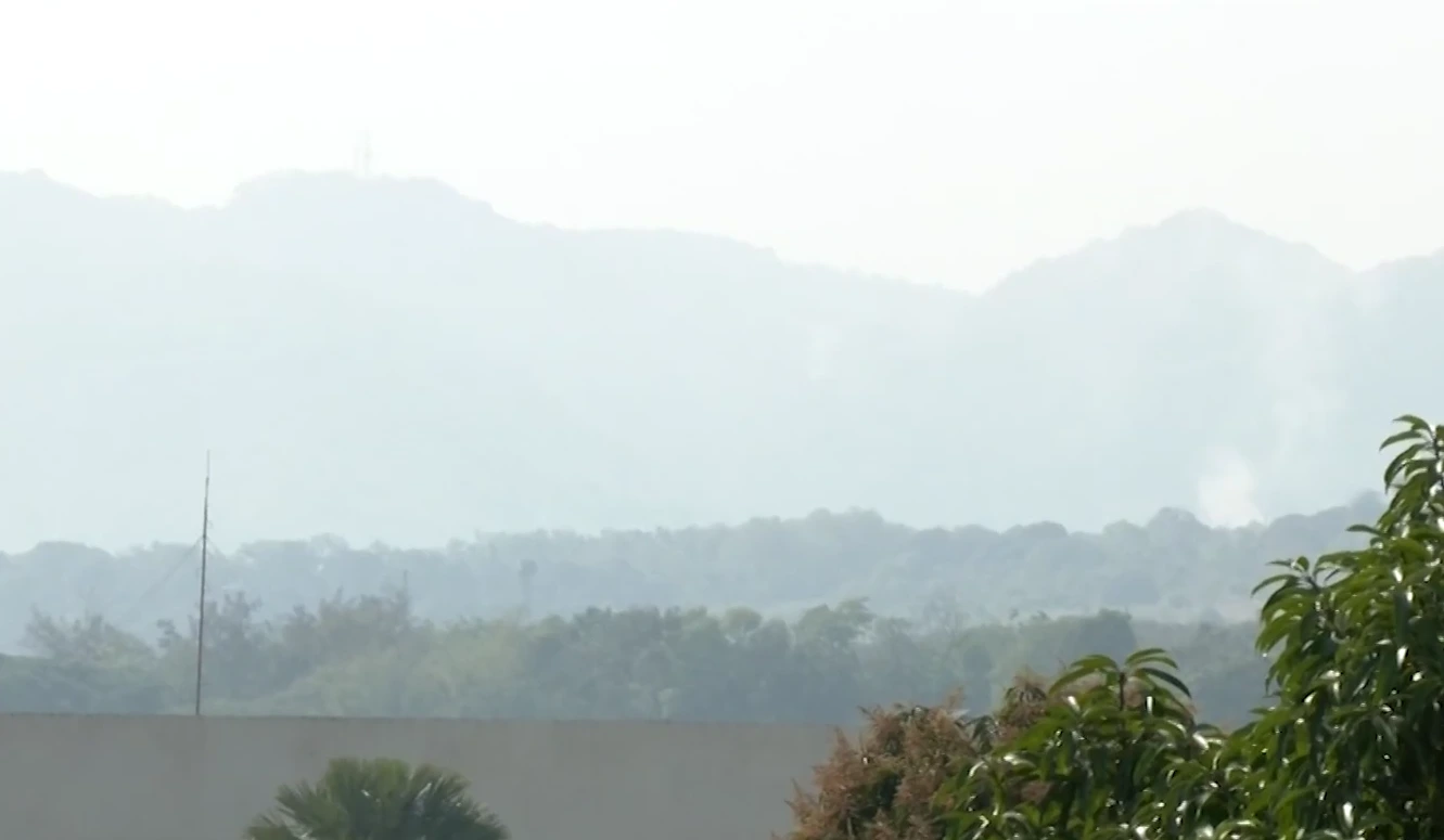 REDUCED VISIBILITY: A thick layer of atmospheric haze obscures the mountain range in Cagayan de Oro. Mayor Erick G. Cañosa issued a public health warning advising residents to limit outdoor activity, wear face masks, and keep doors and windows closed as fine particulate matter affects regional air quality. (Photo screengrabbed from GMA Regional)