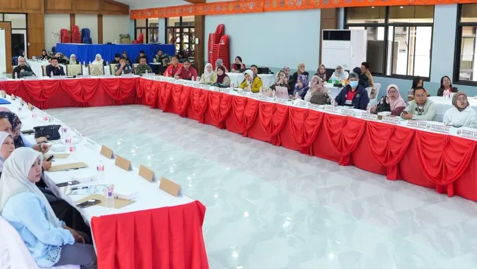 Lanao del Sur PDRRM Officer Shaminoden Sambitory and Board Member Sharieffudin Lucman lead the PDRRMC quarterly meeting on El Niño climate preparedness in Marawi City, Lanao del Sur. The provincial council reviewed DOST-PAGASA rainfall forecasts and IPHO health surveillance data covering dengue, typhoid, and leptospirosis risks. (Photo courtesy of Provincial Government)