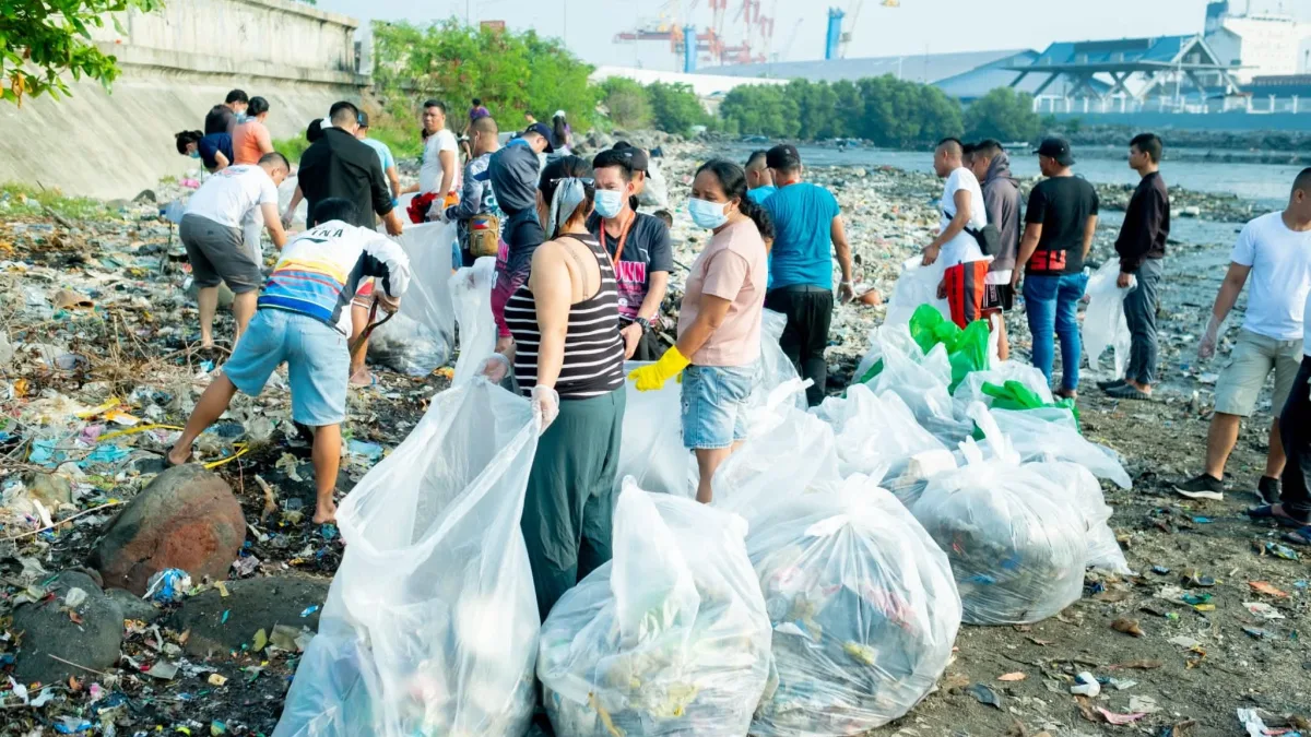 Volunteers participate in a shoreline cleanup drive at the Lapasan Coastal Area in Cagayan de Oro City, Misamis Oriental. The environmental activity targets plastic waste management and coastal ecosystem preservation along Macajalar Bay in Northern Mindanao. (Photo supplied)