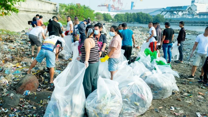 Volunteers participate in a shoreline cleanup drive at the Lapasan Coastal Area in Cagayan de Oro City, Misamis Oriental. The environmental activity targets plastic waste management and coastal ecosystem preservation along Macajalar Bay in Northern Mindanao. (Photo supplied)