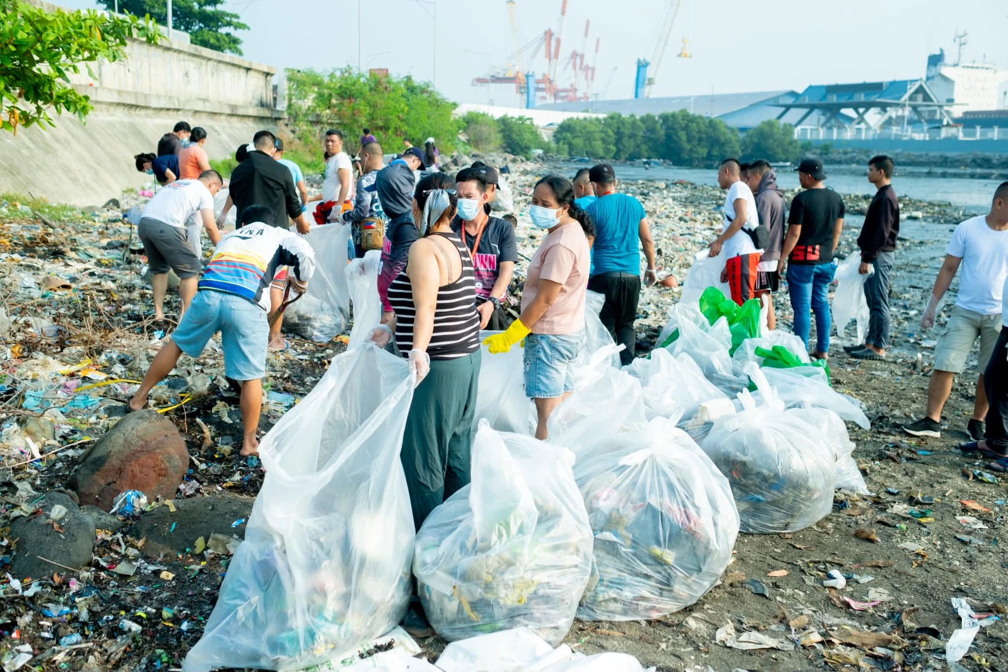 Volunteers participate in a shoreline cleanup drive at the Lapasan Coastal Area in Cagayan de Oro City, Misamis Oriental. The environmental activity targets plastic waste management and coastal ecosystem preservation along Macajalar Bay in Northern Mindanao. (Photo supplied)