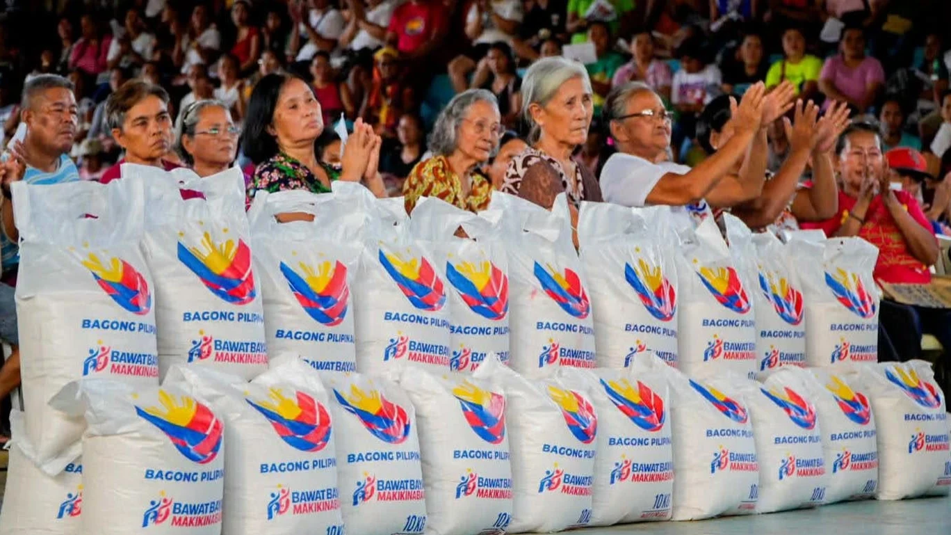 RICE AID. A total of 2,381 Mahinog residents receive 10 kilos of rice each under the second tranche of the Bawat Bayan Makikinabang program, led by Rep. Jurdin Jesus Romualdo, Mayor Ensoy Tan and other local officials. (Photo courtesy of LGU Camiguin)