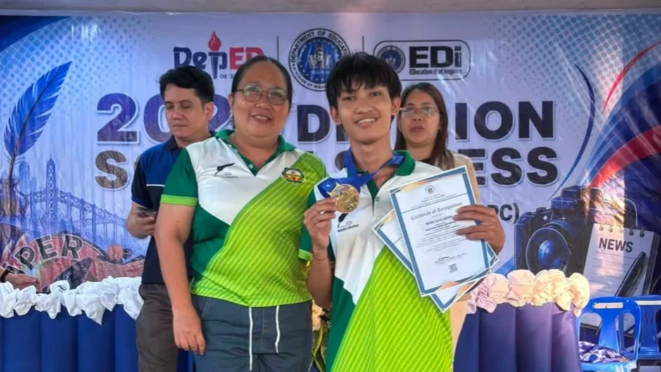 FIRST PLACE. Medina National Comprehensive High School winner Mark Sulilawan proudly holds his medal alongside with Teacher Amalia Fernandez, after securing first place in Kartong Editoryal during the Division Schools Press Conference held from September 3 to 5, 2026, at Misamis Oriental General Comprehensive High School in Cagayan de Oro City. Photo supplied.