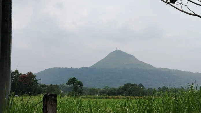 HAZY SKIES. Haze covers Musuan Peak in Bukidnon as smoke from forest and peatland fires in Indonesia affects air quality in parts of Northern Mindanao. Photo by Shiela Mae Butlig