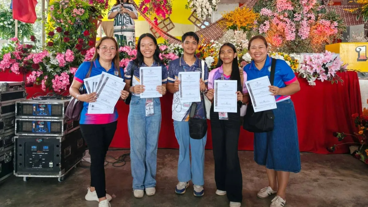 San Jose National High School student journalists Zyna Miel Buyco, Renz Jay Eucare, and Khylle Zyrene Mansat celebrate qualifying for the Regional Schools Press Conference (RSPC) at the South Cotabato DSPC in Banga. Guided by advisers Charme B. Contigo and Maria Christina L. Delfinado, the team will represent South Cotabato in Midsayap. (Photo courtesy of San Jose NHS)