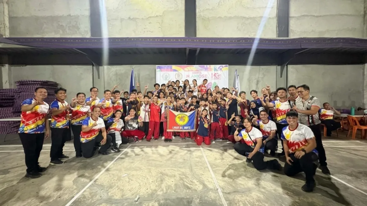 Dagiti kameng ti Sarimanok Arnis Team ti Lanao del Norte, a nakasuot iti uniform ken medalya, a sidadaaw a nakatatakder ken nakalukso idiay uneg ti gymnasium habang ig-igemda ti bannuar ti probinsyada.