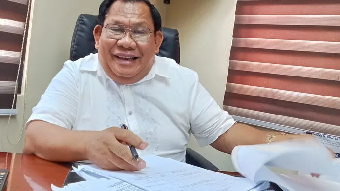 UNDER AUDIT: Talisayan Mayor Ciriaco A. Talines presents the Commission on Audit’s decision recommending the denial of a ₱2.015-million money claim against the municipality over unpaid grocery purchases from the previous administration. (Photo by Edwin Iyo)