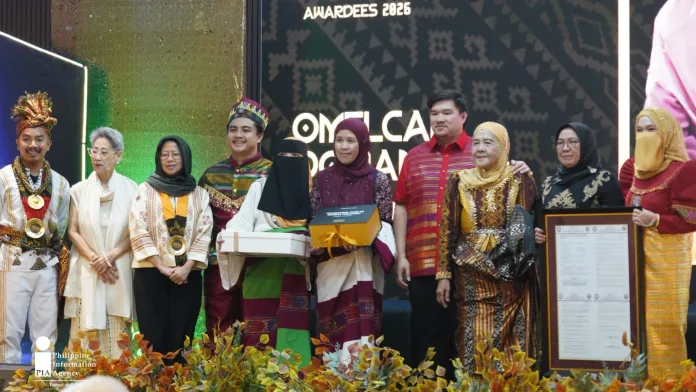Lanao del Sur Vice Governor Mohammad Khalid “Mujam” R. Adiong and provincial officials pose on stage with traditional Meranaw artisans holding trophies and award tokens during the OMAR Awards 2026 ceremony in Marawi City.