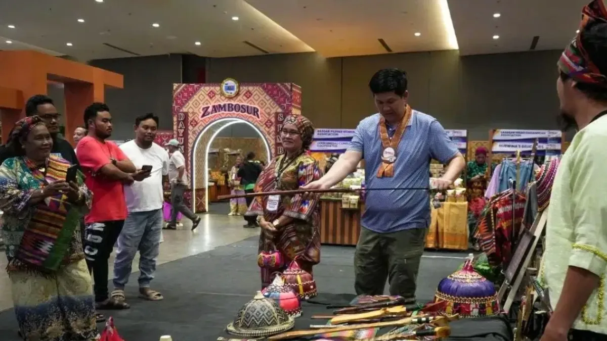 Zamboanga City Mayor Khymer Olaso examines a traditional sword at a handicraft booth during the 12th Zamboanga Peninsula Exposition (ZAMPEX) 2026 at the KCC Convention Center.